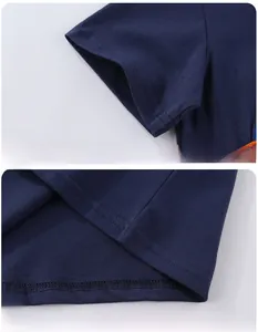 Gros plan détaillé des manches et de l'ourlet à double couture d'un t-shirt bleu marine