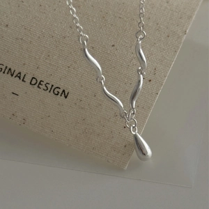 Minimalist S925 sterling silver necklace with water drop ripple pendant for women
