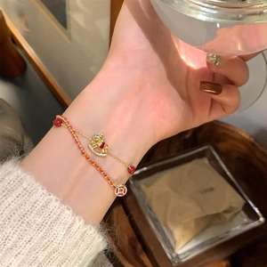 Bracelet double rang doré avec pendentif cheval et perles rouges pour femme style rétro