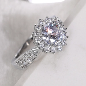 Macro d'une alliance en argent avec zircone ronde et sertissage micro-pave luxueux