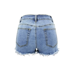 Dettaglio degli shorts in denim blu a vita alta con tasche posteriori e orlo sfrangiato