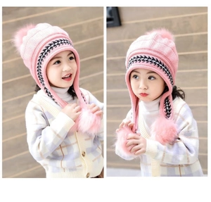 Cappello in maglia rosa per bambini con pompon di peluche e motivo pied de poule