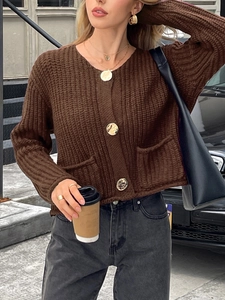 Vue détaillée du gilet en maille marron à col en V avec boutons en métal et poches