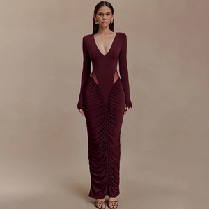 Détails du décolleté en V profond et de la découpe à la taille de cette robe longue élégante