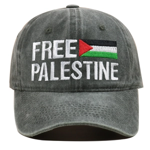 Detailaufnahme der Free Palestine Stickerei auf der dunkelgrauen Vintage-Baumwollkappe