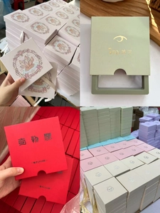 Vista detallada de cajas de joyería coloridas con logotipos personalizados en pan de oro