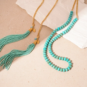 Collier ethnique en perles turquoise avec pompons et pendentif feuille sur chaîne dorée