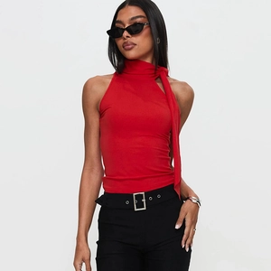 Detaillierte Nahaufnahme eines roten ärmellosen Neckholder-Tops mit seitlicher Bindung