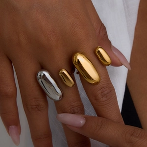 Bagues ovales bicolores minimalistes en acier inoxydable or 18 carats et argent sur mannequin