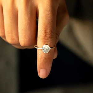 Minimalistischer S925 Sterlingsilber Ring mit feinem Wellenmuster auf ovaler Fläche