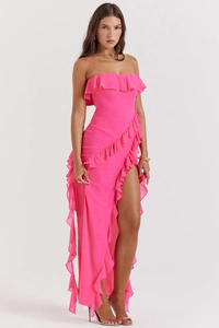 Détail de la robe magenta à épaules dénudées avec volants et fente latérale haute