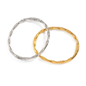 Set di bracciali in stile bambù placcati in oro 18 carati e argento su sfondo bianco