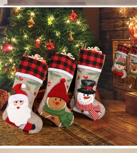 Tre calze di Natale 3D con Babbo Natale e pupazzo di neve su tela e polsini a quadri rossi