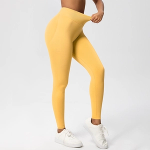 Detail des hochelastischen Bundes der gelben nahtlosen High-Waist Yoga-Leggings