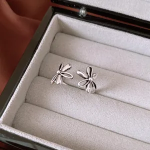Vintage silver hollow daisy flower rings for women with stylish minimalist design