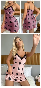 Détail du col en V avec dentelle et imprimé cœur sur la nuisette en satin rose