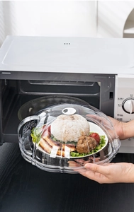 Transparent microwave food cover with handle preventing oil splatters on meals