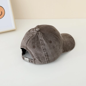 Cappellino grigio lavato per bambini con ricamo a forma di dinosauro e fibbia in metallo