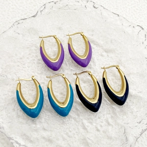 Drei Paar minimalistische U-förmige Edelstahl-Ohrringe mit lila, blauem und schwarzem Emaille