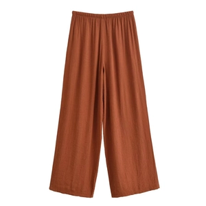 Detailansicht der karamellbraunen Weitbeinhose mit elastischem Bund und Leinentextur