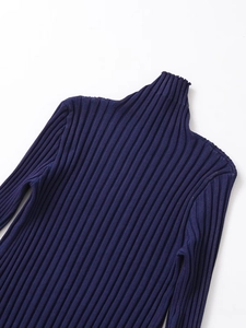 Detaillierte Nahaufnahme des dunkelblauen Rippstrick-Poloshirts mit weichem Rollkragen