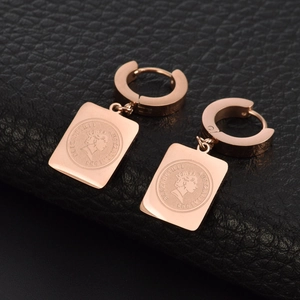 Rose Vergoldete Edelstahl Huggie Creolen Mit Rechteckigem Königin Porträt Münzanhänger Vintage Chic Damen