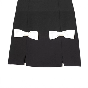Elegante mini vestido negro con lazos de satén blanco y detalles de doble abertura