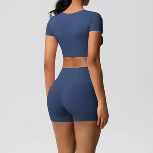 Rückansicht des graublauen Yoga-Sets mit kurzärmeligem Crop-Top und High-Waist-Shorts
