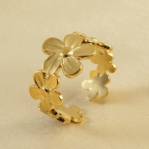 Anillo de flor minimalista en oro de 18k con textura de metal cepillado y banda ajustable