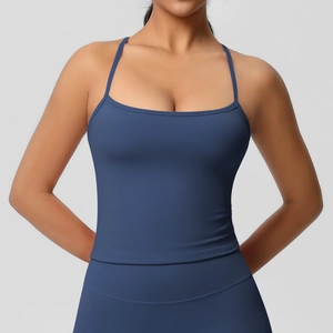 Primo piano del canotta sportiva blu scuro con spalline sottili e tessuto a compressione senza cuciture