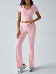 Dettaglio completo di set in maglia rosa Y2K con pantaloni a coulisse e top a maniche corte