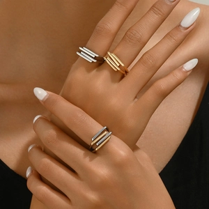 Anelli minimalisti a tre strati in oro e argento indossati da una modella
