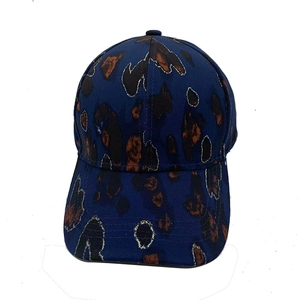 Detail van de donkerblauwe baseballpet met luipaardprint, gouden glitters en gebogen klep