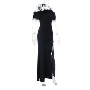 Détail de la robe de soirée noire à épaules dénudées avec plumes d'autruche et fente haute