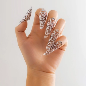 Macro di anelli a artiglio gotici in argento con filigrana traforata e design punk