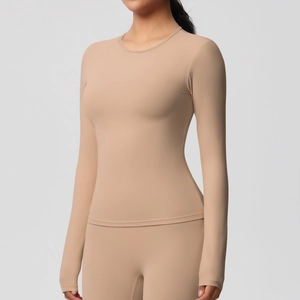 Détail du t-shirt de sport élastique à manches longues nude pour le yoga et le fitness
