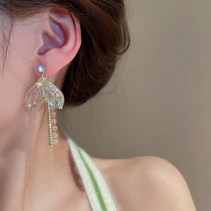 Eleganti orecchini a nappa con cristalli colorati e perle raffinate per donna