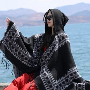 Poncho noir à capuche de style ethnique avec motifs de cœur et détails de franges