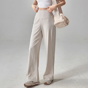 Détail du pantalon de yoga taille haute crème avec tissu lisse et ceinture large élastique