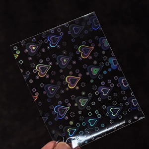 Tiefschwarze Laser-Nagelsticker mit irisierenden holografischen Herz- und Kreismustern