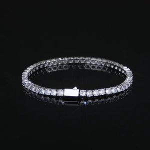 Bracelet tennis argenté classique avec zircons ronds et fermoir à ressort robuste