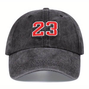 Klassische Baseballkappe aus gewaschenem Denim mit roter Stickerei der Nummer 23