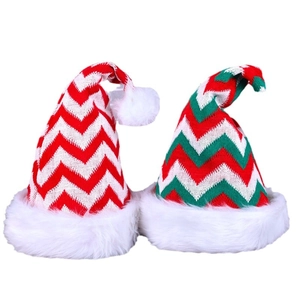 Cappelli natalizi in maglia a righe con bordo in peluche bianco e motivi festivi