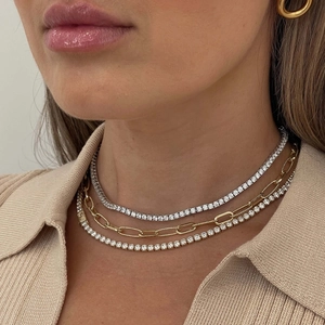 Colliers superposés en chaîne trombone dorée et tennis en argent avec zircons brillants