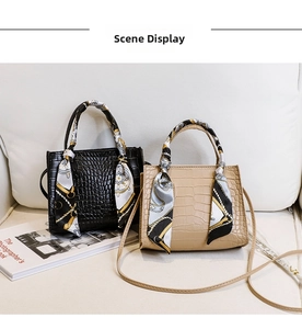 Détail de mini sacs beige et noir avec motif crocodile et foulards en soie décoratifs