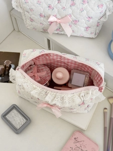Quilted floral makeup bag with lace trim and bow, high-capacity organizer for women