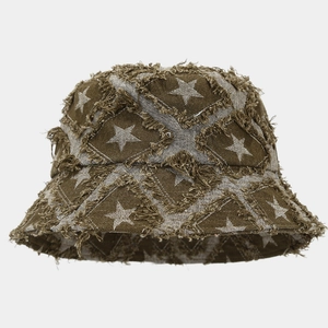 Gros plan du chapeau bob en denim olive avec bords effilochés et motif étoile rétro