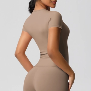 Vue arrière du t-shirt de yoga marron moka montrant la coupe ajustée et le tissu technique