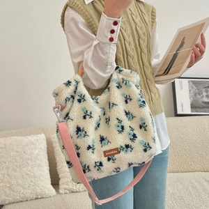 Detail of floral lamb wool tote bag with adjustable pink strap and brand patch