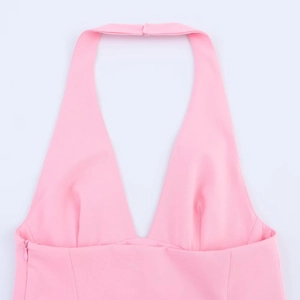 Detailansicht des rosa Halter-Midikleids mit tiefem V-Ausschnitt und Seitenreißverschluss
